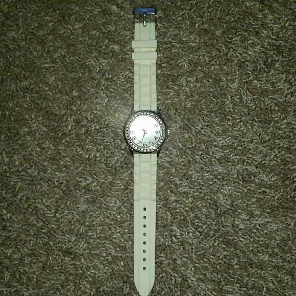 🌻White band watch- BUNDLE WITH ANY ORDER FOR $3🌻 - Picture 2 of 3